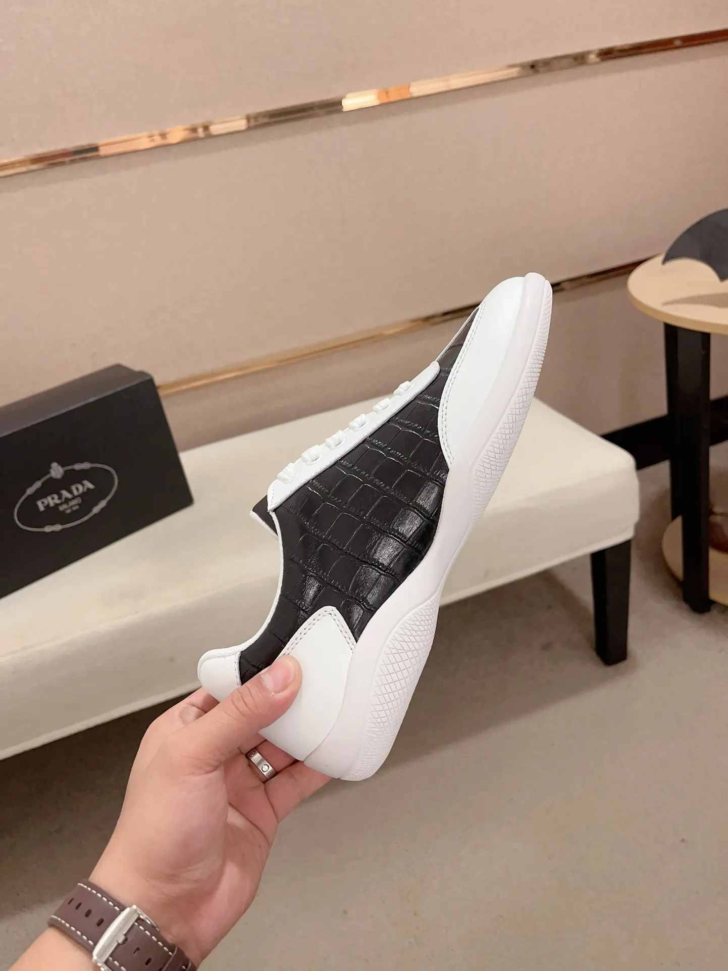 Factory price 420💰 ✔️✔️✔️The new PRADA (Prada) counters are launched simultaneously. The new men's shoes and 😘fabrics are made of selected first-layer cowhide ➕ breathable mesh technology. Lining: Full sheepskin lining. 👍🏿 High-end ☄️ air-cushion molded anti-slip rubber outsole, exquisite lines, simple and elegant, comfortable and high-end for leisure travel. Code number: 38 to 44 (45 can be customized)